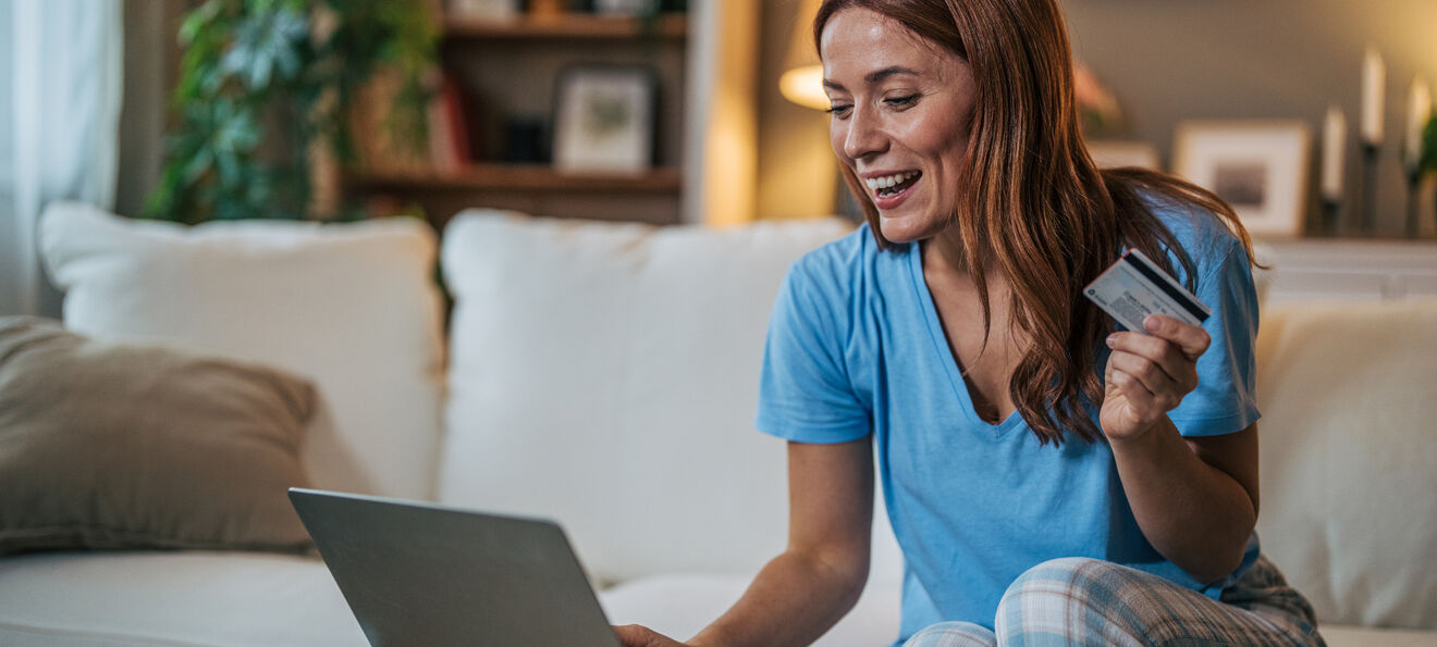 Mulher faz compras online na Black Friday da Amazon em Portugal