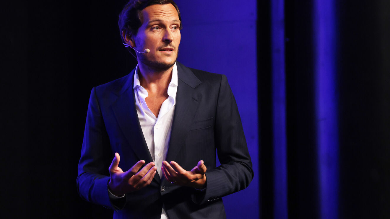 Empresário discursa sobre novo negócio