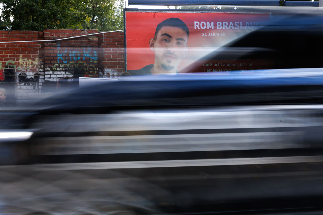 Rom Braslavski num outdoor em que se pedia a libertação dos reféns