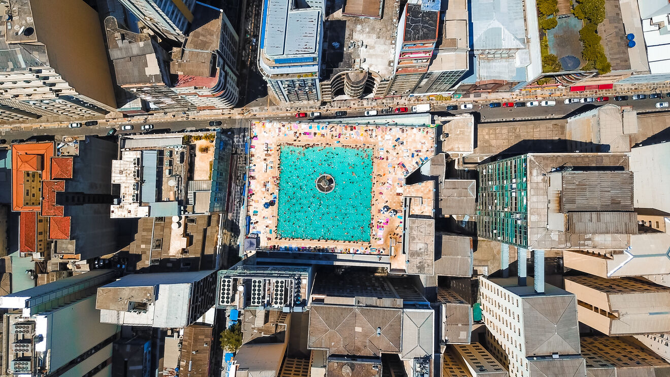 A exposição inclui ainda obras fotográficas como esta "A piscina, as pessoas", de Sérgio de Souza