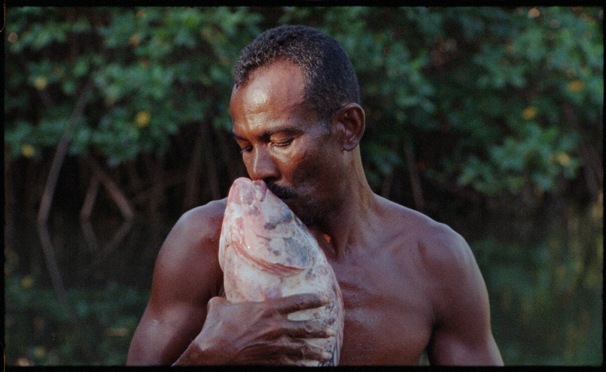 "Complexo Brasil" inclui material vídeo, como a curta-metragem "O Peixe", de Jonathas de Andrade