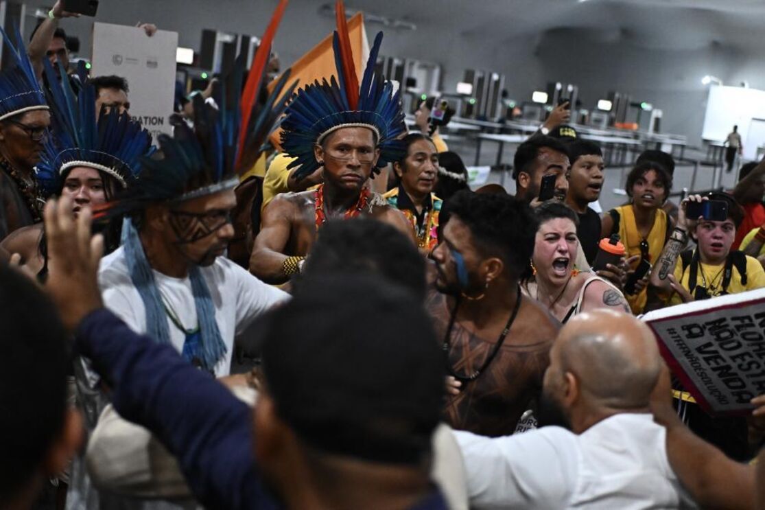 Indígenas protestam contra venda de floresta e falta de educação