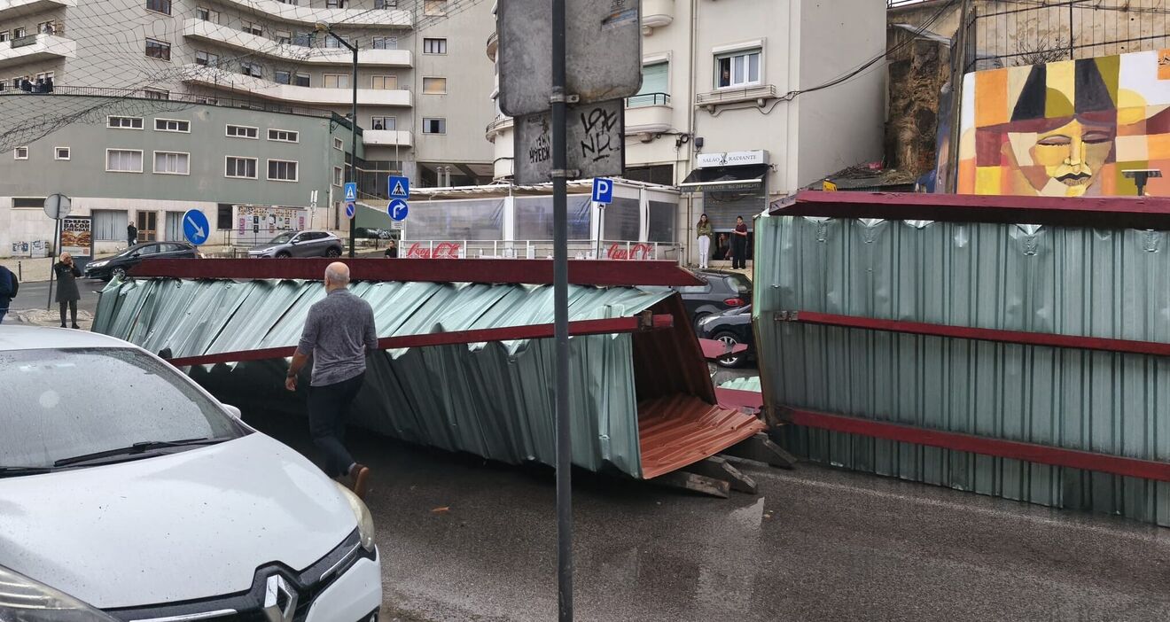 Telhado da estação de Santa Apolónia voa devido ao vento forte