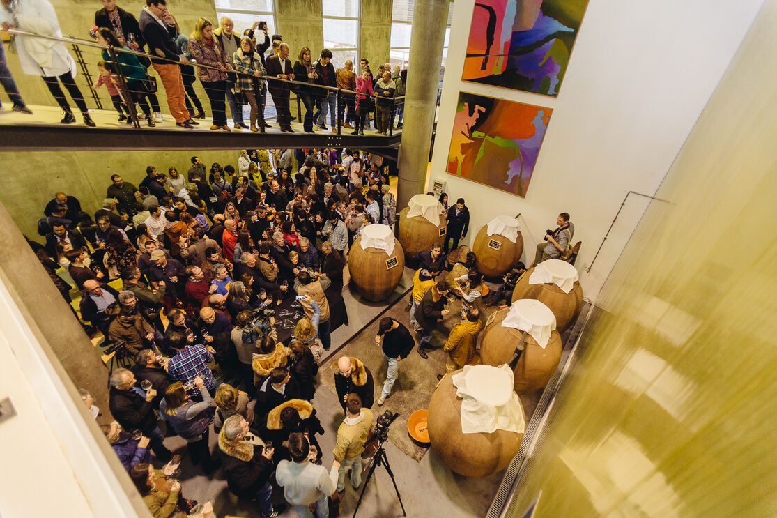 A adega da Herdade do Rocim enche-se de enófilos para provar os novos vinhos de talha