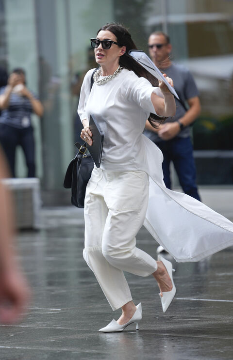 Anne Hathaway a usar saltos altos da Prada durante as gravações do filme.