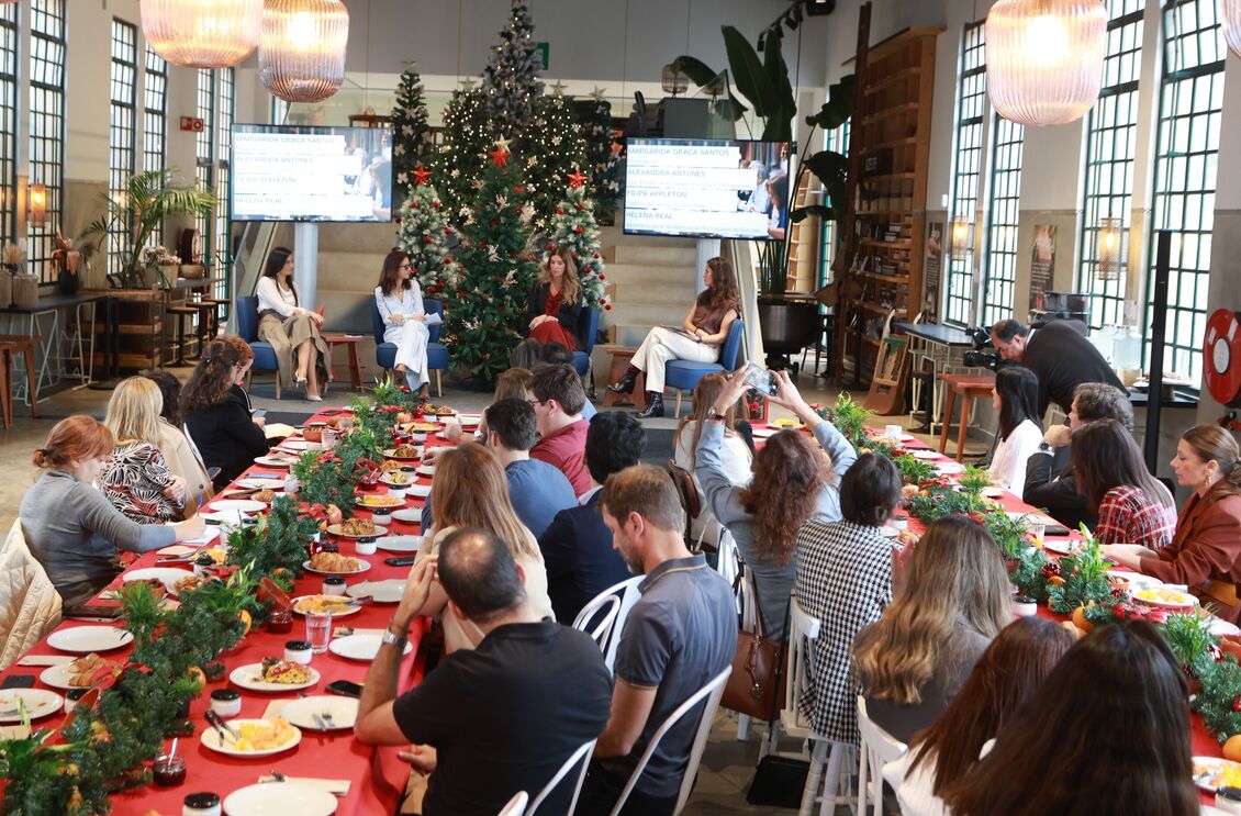 Convívio à mesa e oradores como Margarida Graça Santos e Filipa Appleton