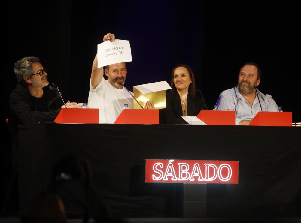 Paulo Oliveira, responsável da BANG Produções, a diretora executiva da SÁBADO, Maria Henrique Espada, e os humoristas Nilton e Eduardo Madeira integraram o júri