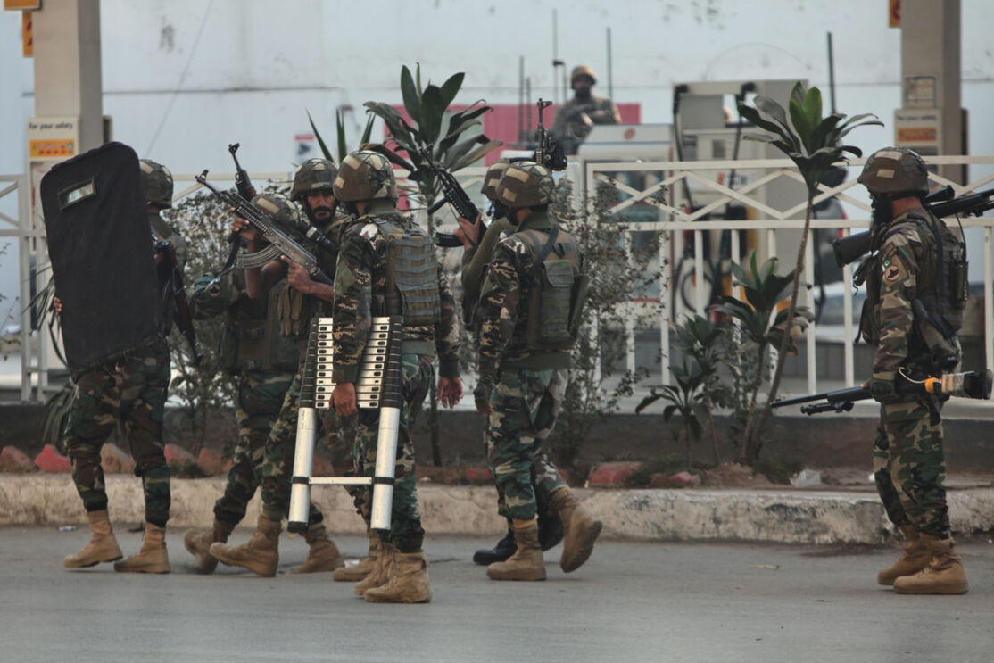 Ataque suicida no Paquistão mata membros das forças de segurança