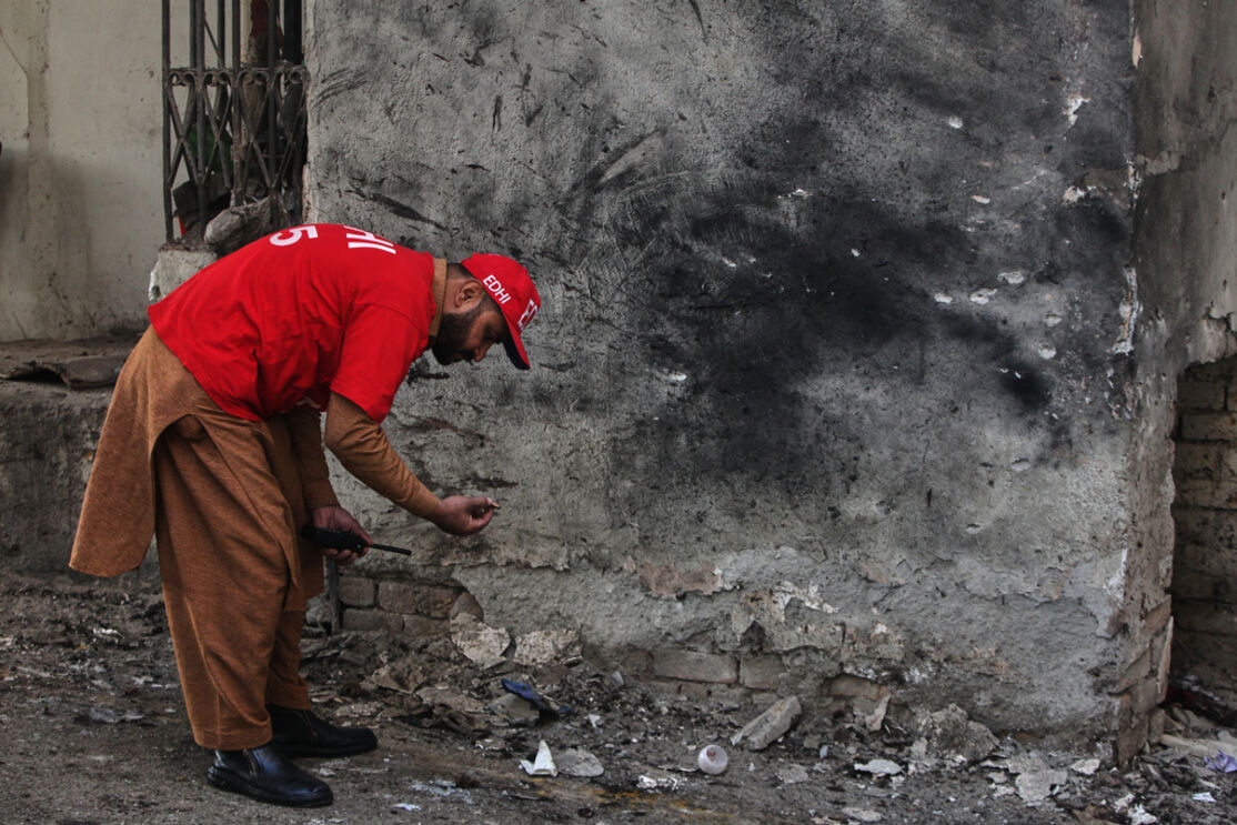 Ataque suicida no Paquistão mata membros das forças de segurança