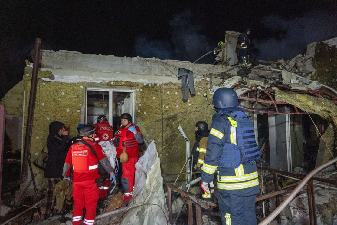 Equipes de resgate em Kharkiv após ataque russo que matou quatro pessoas