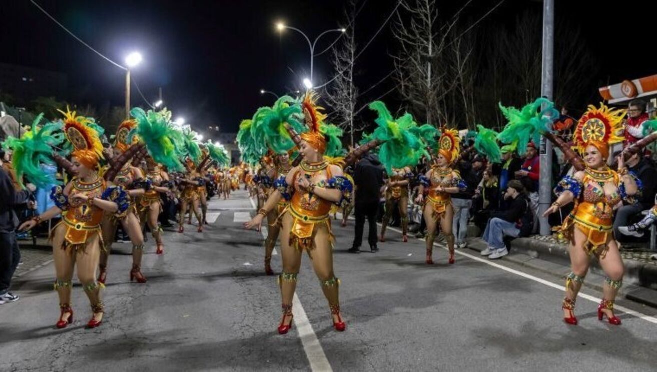 Foliões celebram Carnaval de Ovar com música e fantasias, contagiando gerações