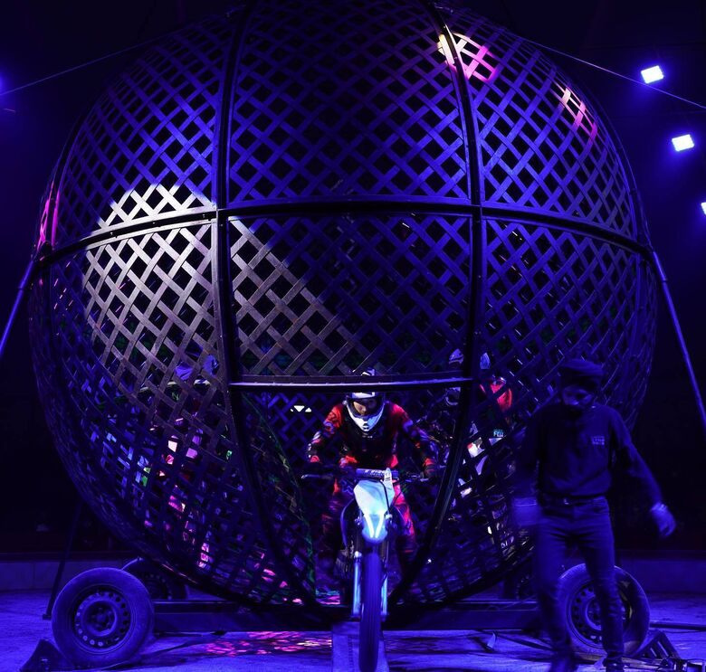 Acrobata morre no 'Globo da Morte' em Itália após colisão durante espetáculo