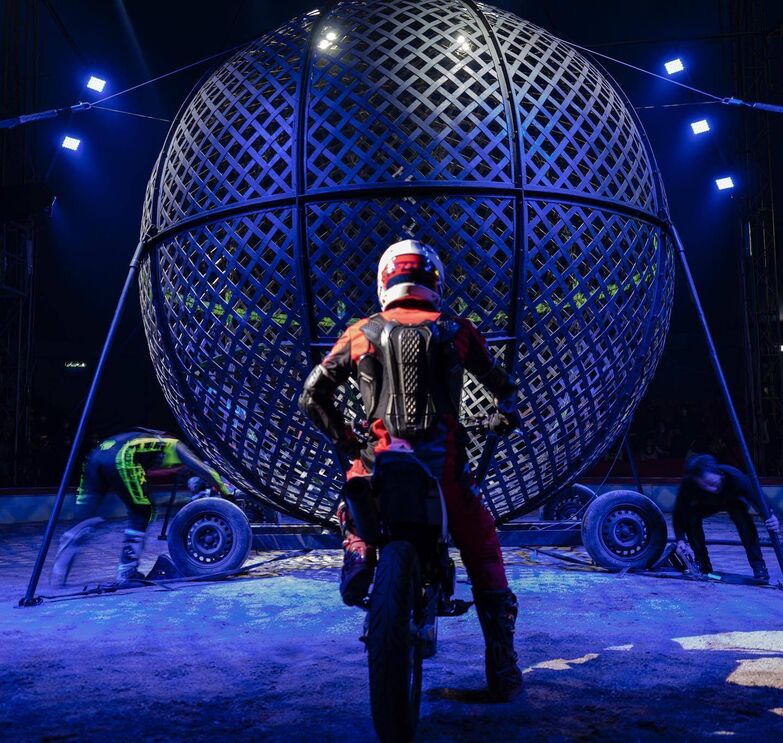 Acrobata perde a vida no 'Globo da Morte' em Itália após colisão durante espetáculo