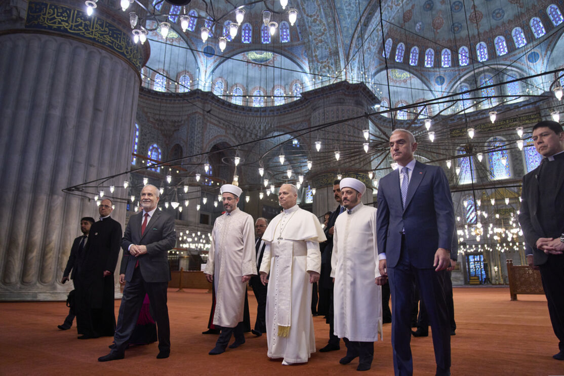 O Papa Leão XIV visita a Mesquita Azul, também conhecida como Mesquita do Sultão Ahmed, da era otomana, em Istambul.