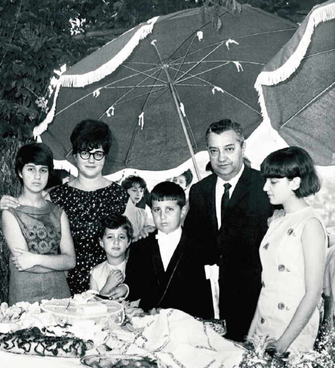 Manuel António Mota com a mulher e os filhos. Nos anos 60 chegava a estar seis meses fora