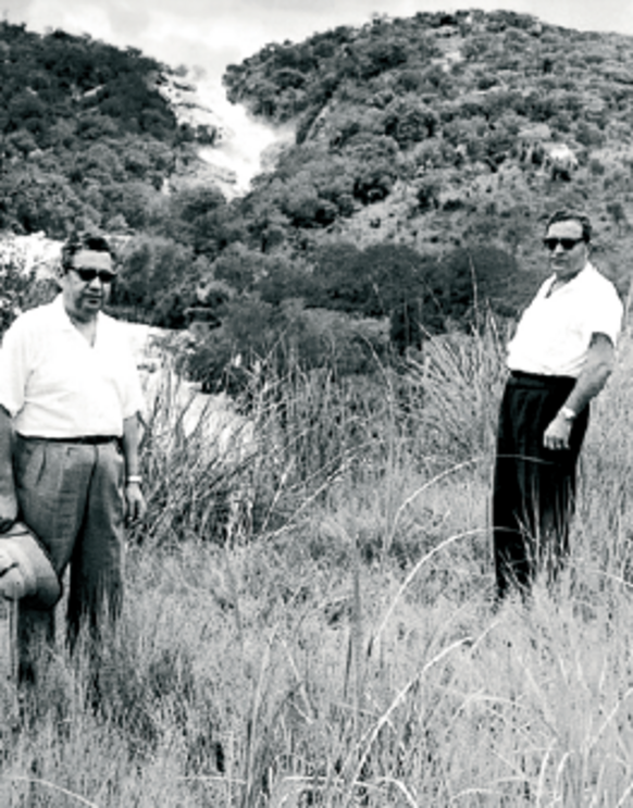 Manuel António Mota com José Luís Mota numa savana africana