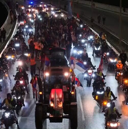 Milhares de pessoas reúnem-se na Sérvia para receber os primeiros estudantes que voltam após uma marcha de protesto de dois dias