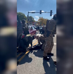 Vídeo mostra agente de imigração a dar socos a homem algemado nos EUA 