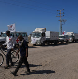 Israel entrega corpos de 45 palestinianos depois de identificar três soldados devolvidos