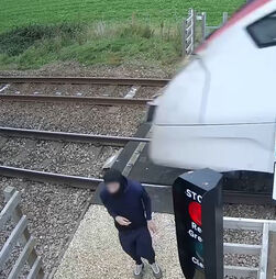 Jovem escapa por pouco de ser atingido por um comboio de alta velocidade no Reino Unido   