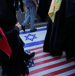 'Morte à América' nas ruas de Teerão assinala aniversário de tomada de embaixada