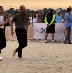 Príncipe William arregaça as calças e mostra dotes para o voleibol na praia de Copacabana