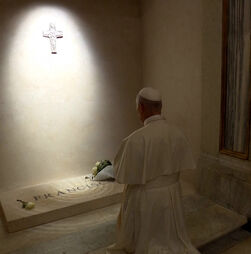 Papa Leão XIV reza no túmulo do Papa Francisco em Roma