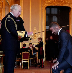 David Beckham é Sir David Beckham: ex-futebolista condecorado com o título de cavaleiro