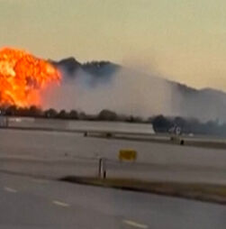 Vídeo mostra avião a explodir durante descolagem em aeroporto nos EUA