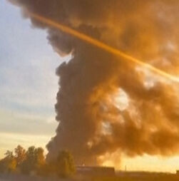 Condutores captam coluna de fumo provocada pela queda do avião nos EUA  