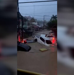Carros flutuam após passagem do tufão Kalmaegi pelas Filipinas