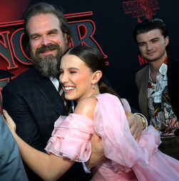 Millie Bobby Brown acusa David Harbour de assédio no trabalho