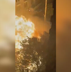 Carro explode e provoca bola de fogo em rua de Nova Iorque