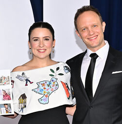 Ms. Rachel usa vestido com desenhos de crianças de Gaza nos prémios Glamour 