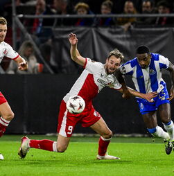 FC Porto empata em Utrecht após praticamente meia hora com mais um jogador