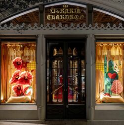 ENCANTO DO CLÁSSICO 'O FEITICEIRO DE OZ' CONTINUA VIVO
INSPIRA MONTRAS DE NATAL DA LIVRARIA LELLO PARA FAZER DOS LIVROS ANTÍDOTO PARA A SOLIDÃO