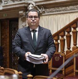 Ministro Miranda Sarmento opõe-se a fim de portagens e alerta para propostas de alteração