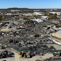 Um rasto negro e carros carbonizados: imagens de drone mostram local do acidente com avião de carga nos EUA  