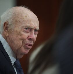 Morreu o cientista James Watson, pioneiro na descoberta da estrutura do ADN