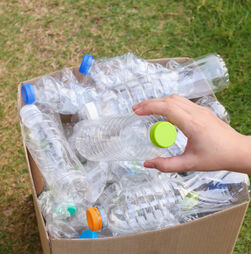 Depósito de embalagens de plástico com retorno financeiro: 'É um passo pequeno' e 'não ideal'