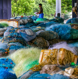 Redes de pesca antigas tornam-se proteção contra drones na Ucrânia 
