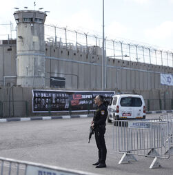 Relevada prisão israelita onde palestinianos são mantidos sem acusação nem acesso a luz solar