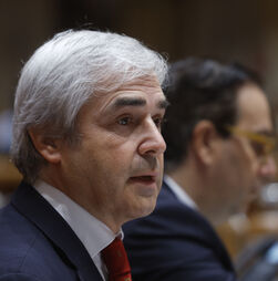 Governo decide investir 5,8 mil milhões na Defesa 'em segredo' 