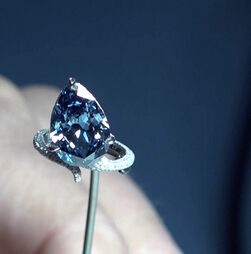 Diamante raro ‘Mellon Blue’ foi vendido por 22 milhões de euros num leilão na Suíça