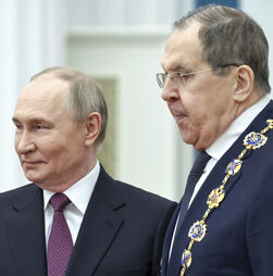 Lavrov volta a público depois de crise com cimeira de Budapeste, mas continua longe de Putin