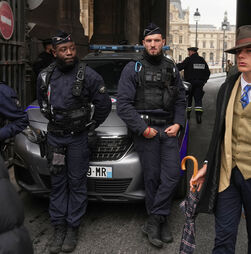 O misterioso 'detetive do Louvre' afinal era um adolescente de 15 anos que passava pelo local