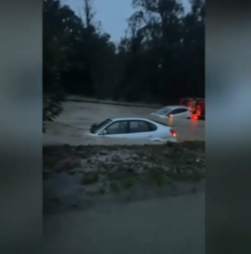 Carros praticamente submersos numa estrada alagada em Sesimbra