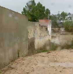 Exterior da casa onde morreram idosos de 88 anos ficou completamente alagado