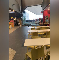 Portas de vidro de Centro Comercial Évora Plaza destruídas pelo mau tempo