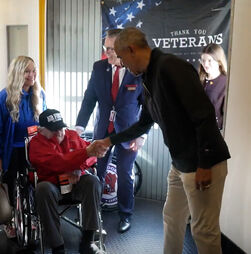 “Estamos muito gratos”: Obama surpreende dezenas de veteranos de guerra